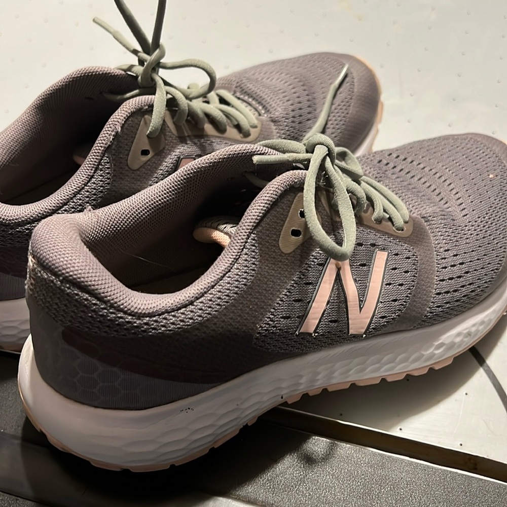 New Balance tennis shoes they are B5 20 tennis shoes.